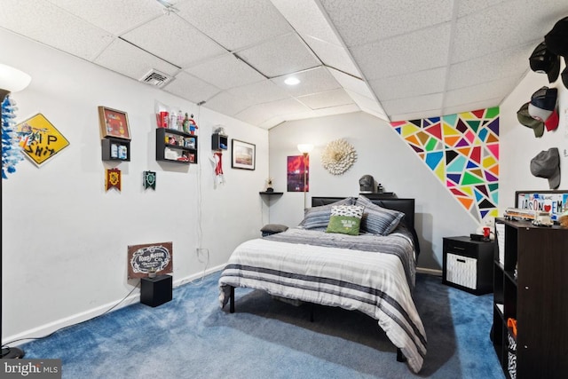 bedroom featuring carpet floors, a drop ceiling, visible vents, and baseboards