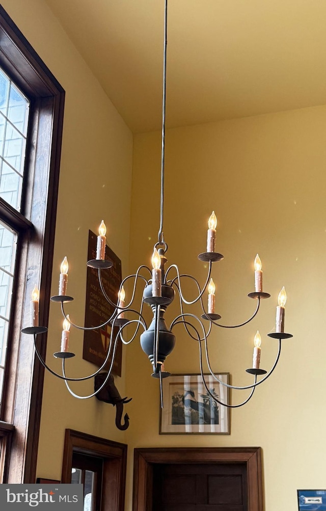 room details featuring an inviting chandelier