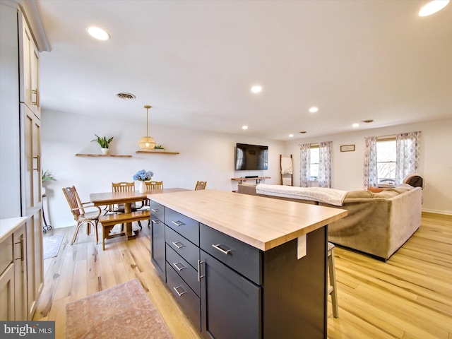 kitchen featuring light wood finished floors, open floor plan, recessed lighting, and visible vents