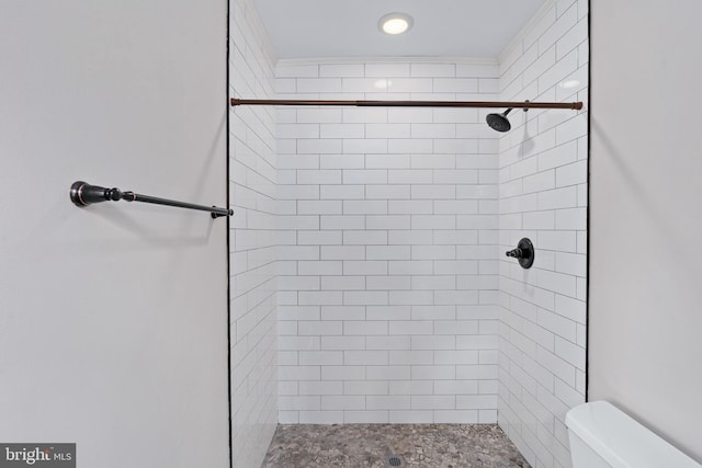 full bath featuring toilet, tiled shower, and recessed lighting