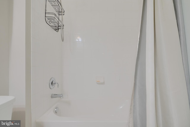 full bath with toilet and shower / tub combo with curtain