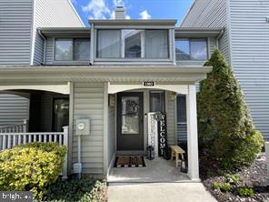 property entrance with covered porch