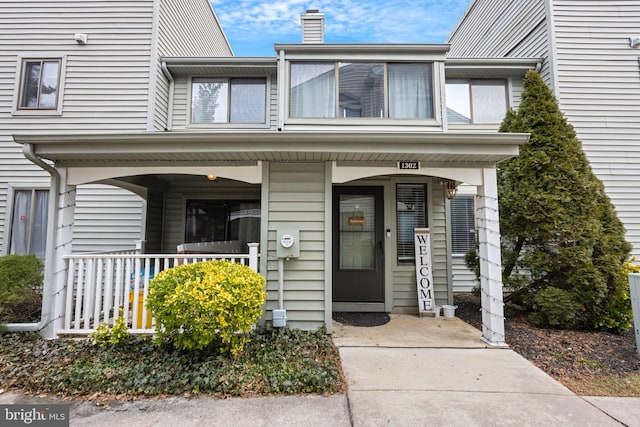 property entrance featuring a porch