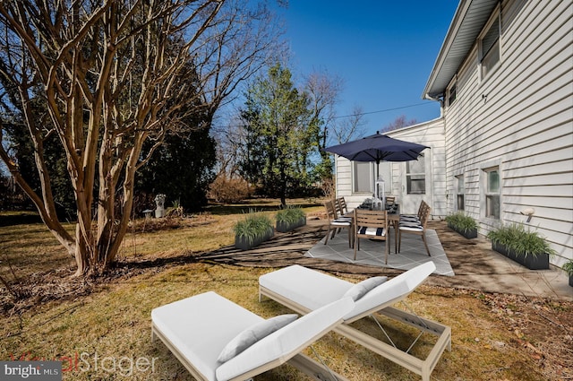 view of yard featuring a patio