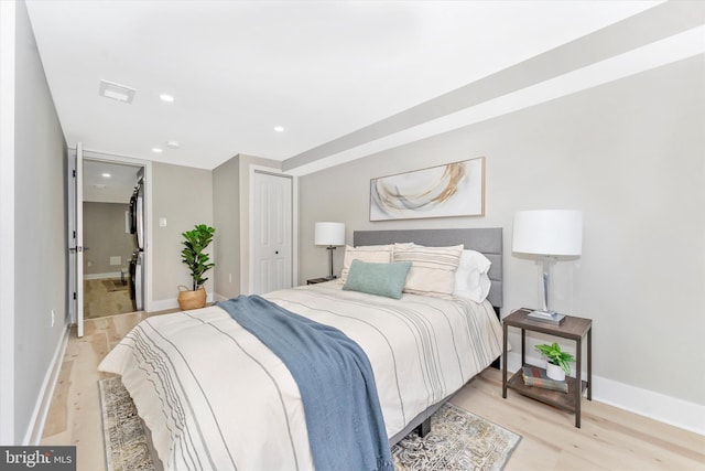 bedroom featuring recessed lighting, visible vents, baseboards, and light wood finished floors