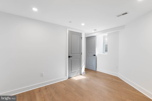 spare room featuring recessed lighting, visible vents, light wood-style flooring, and baseboards