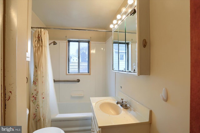 full bath featuring toilet, shower / bath combo with shower curtain, and vanity