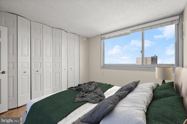 bedroom featuring a textured ceiling and a closet