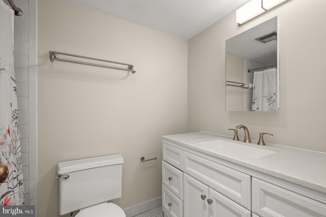 full bathroom featuring curtained shower, toilet, visible vents, vanity, and baseboards