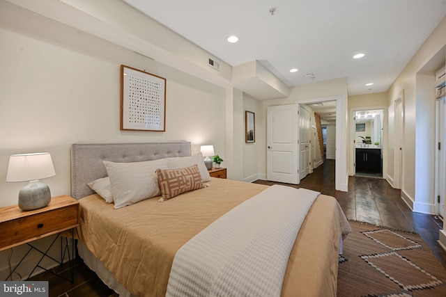 bedroom featuring visible vents, baseboards, and recessed lighting