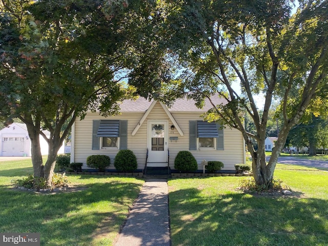 view of front facade featuring a front yard and entry steps