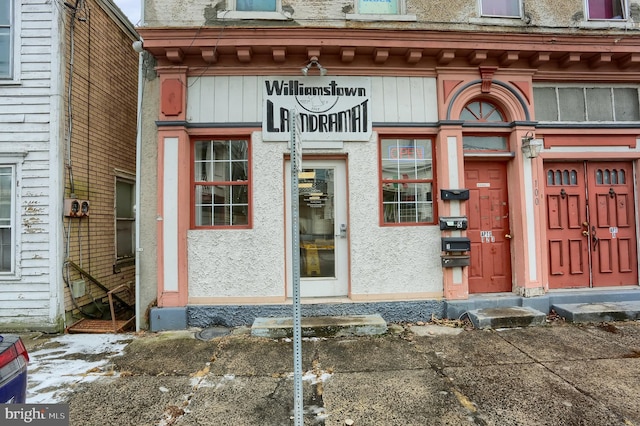 view of exterior entry with stucco siding