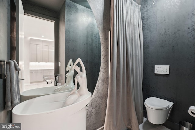 bathroom with curtained shower and toilet