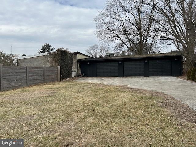 exterior space featuring fence