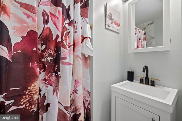 full bath featuring curtained shower and vanity