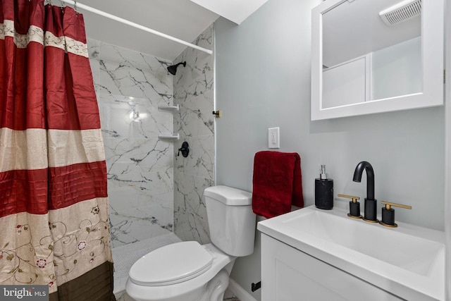 full bath with toilet, vanity, visible vents, and a shower with shower curtain