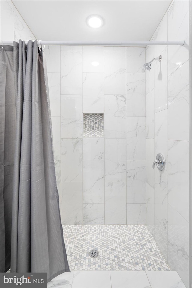 bathroom featuring a tile shower