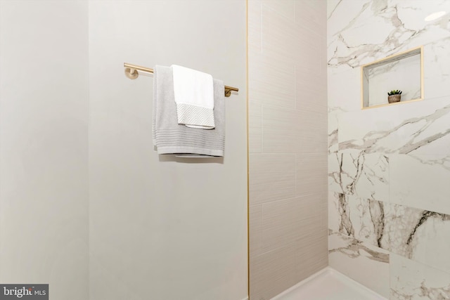 bathroom featuring a tile shower