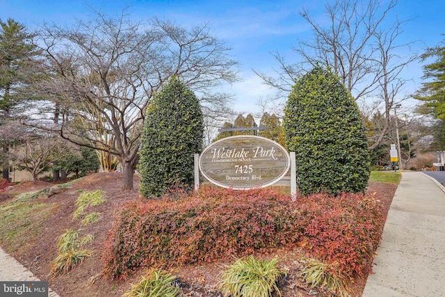 view of community / neighborhood sign