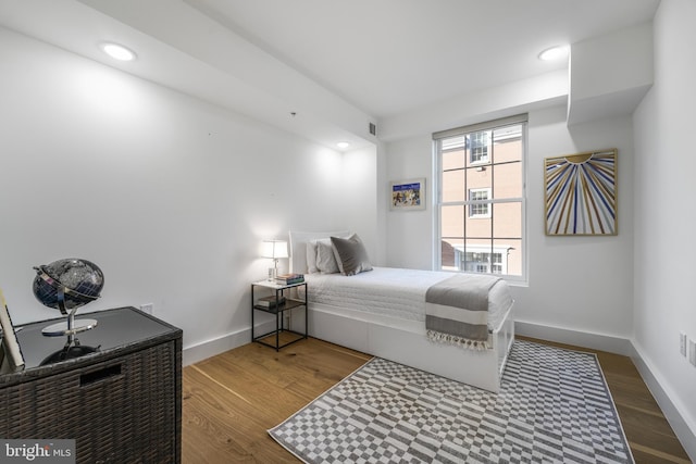 bedroom with dark wood-type flooring, recessed lighting, visible vents, and baseboards