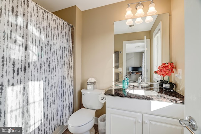 full bathroom featuring a shower with shower curtain, visible vents, vanity, and toilet