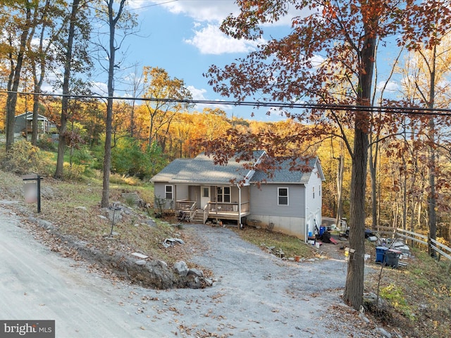 view of front of property featuring driveway