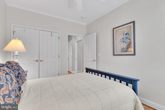 bedroom with baseboards, ornamental molding, ceiling fan, and a closet