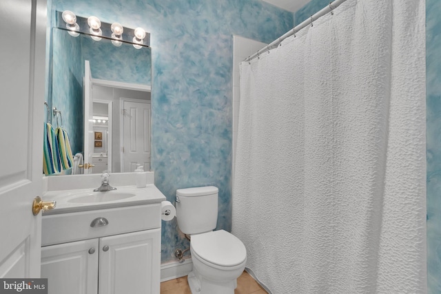 full bath with baseboards, vanity, toilet, and wallpapered walls