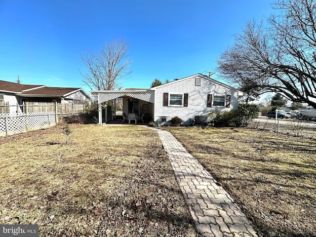 view of front of home featuring a front yard and fence