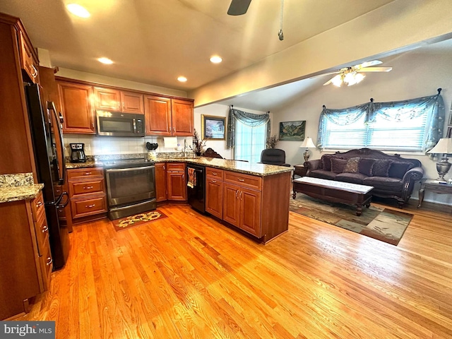 kitchen with open floor plan, black appliances, a peninsula, and a ceiling fan