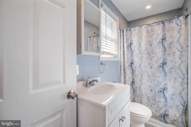 full bath with toilet, curtained shower, and vanity