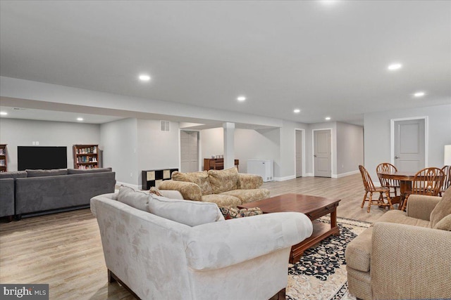 living area with light wood-type flooring, recessed lighting, and baseboards