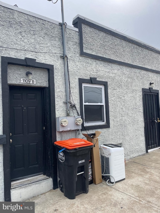 property entrance featuring stucco siding