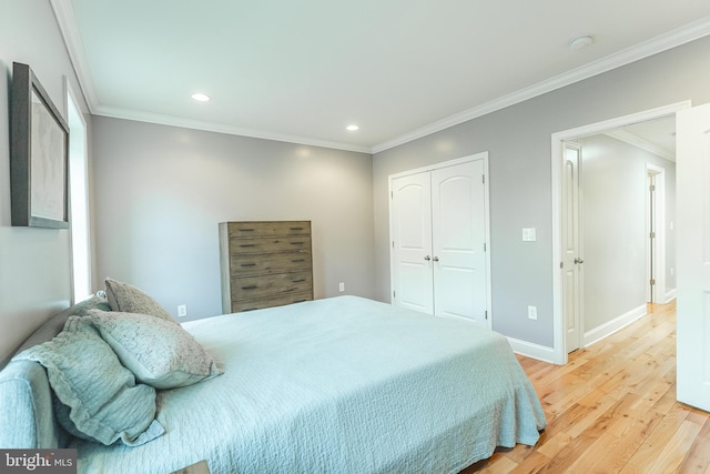 bedroom with recessed lighting, a closet, ornamental molding, wood finished floors, and baseboards