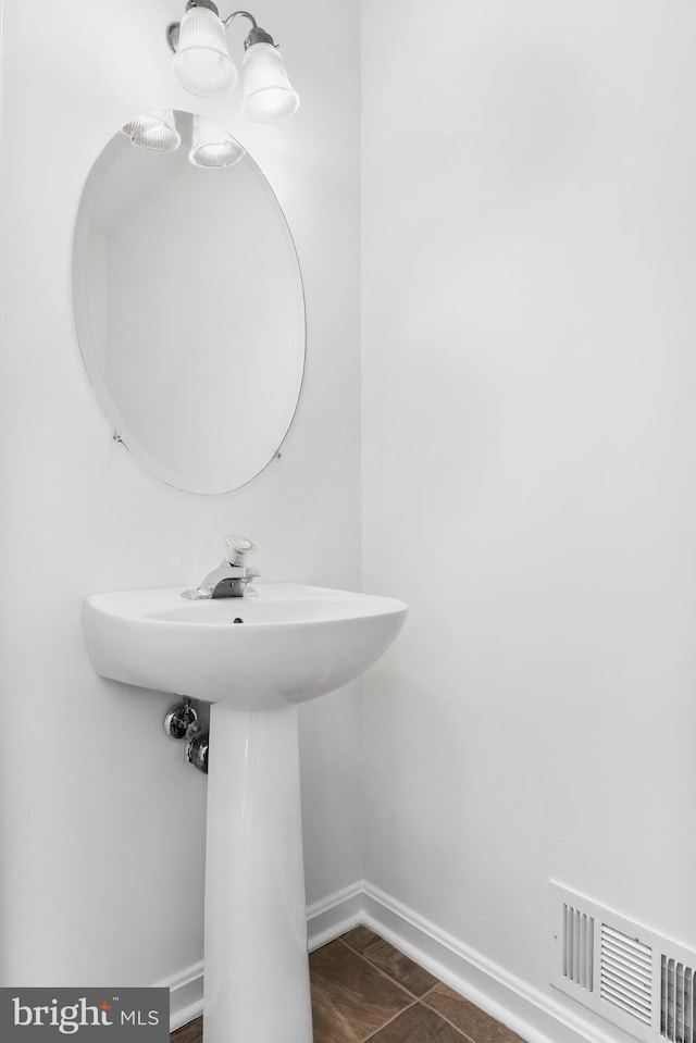 bathroom featuring visible vents and baseboards