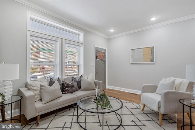 living area featuring light wood-style floors, baseboards, crown molding, and recessed lighting