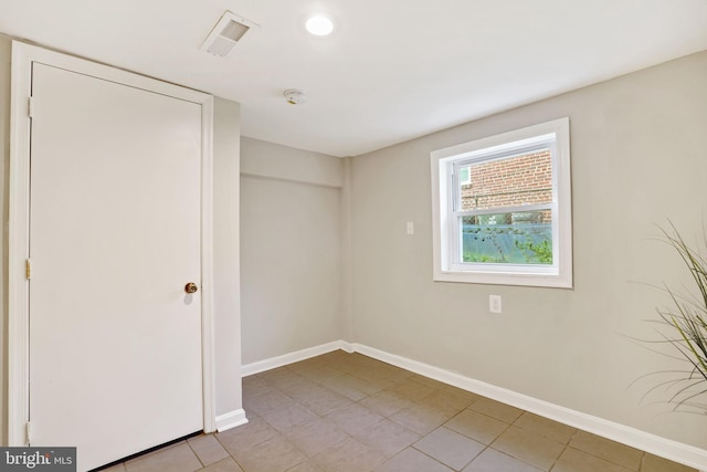 unfurnished room with visible vents, baseboards, and light tile patterned floors