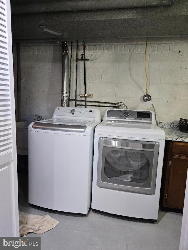 laundry area with cabinet space and washing machine and clothes dryer