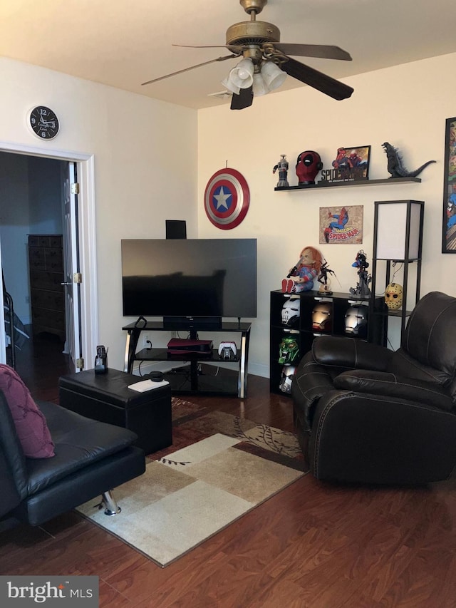 2516 S 6th St, Philadelphia, PA 19148 - living area featuring ceiling fan and wood finished floors