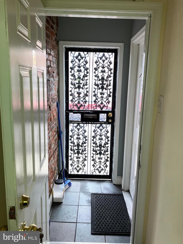 2516 S 6th St, Philadelphia, PA 19148 - entryway with brick wall