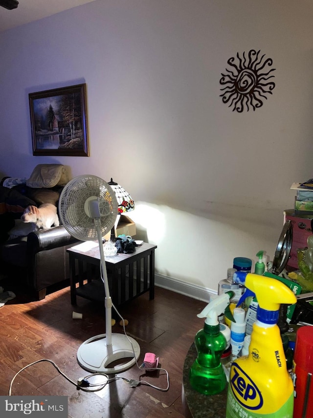 2516 S 6th St, Philadelphia, PA 19148 - living room with baseboards