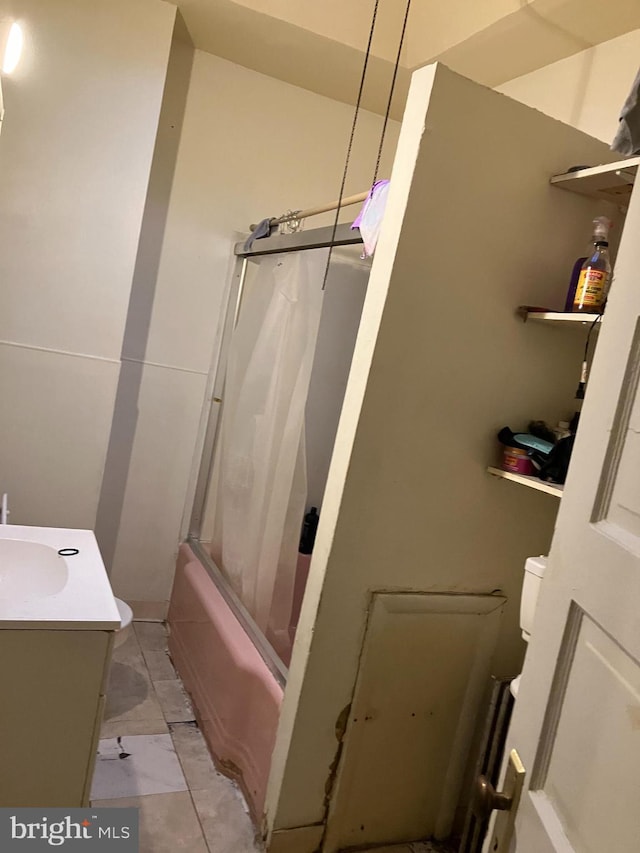 full bathroom featuring shower / tub combo with curtain, vanity, and toilet