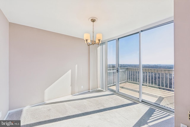 unfurnished room featuring carpet, floor to ceiling windows, baseboards, and an inviting chandelier