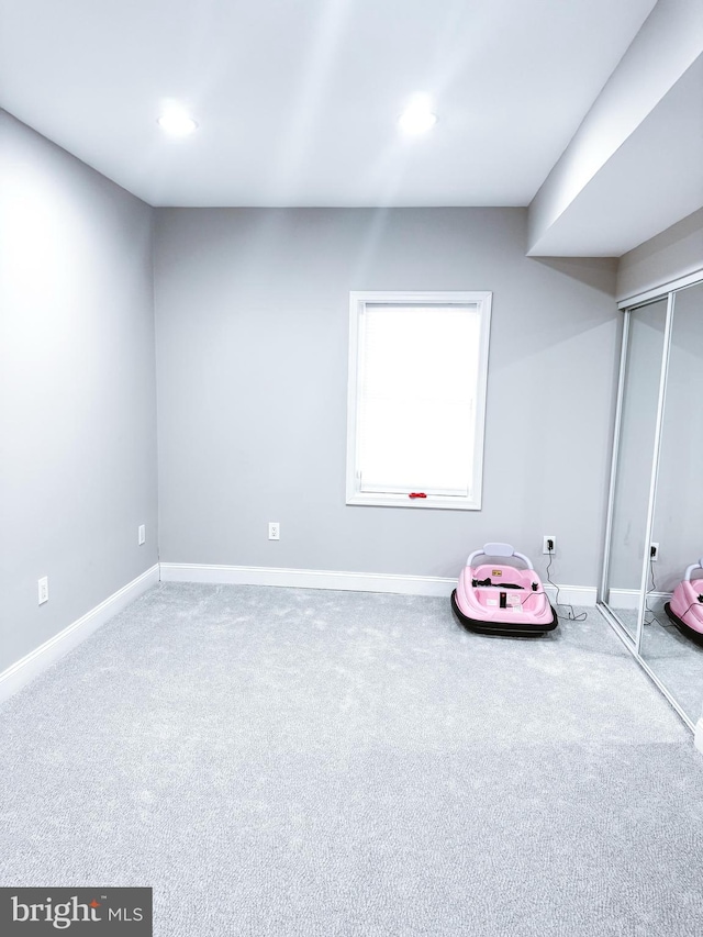 unfurnished bedroom featuring carpet floors, baseboards, a closet, and recessed lighting