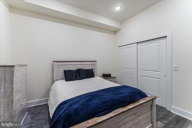 bedroom with dark wood-type flooring, recessed lighting, a closet, and baseboards