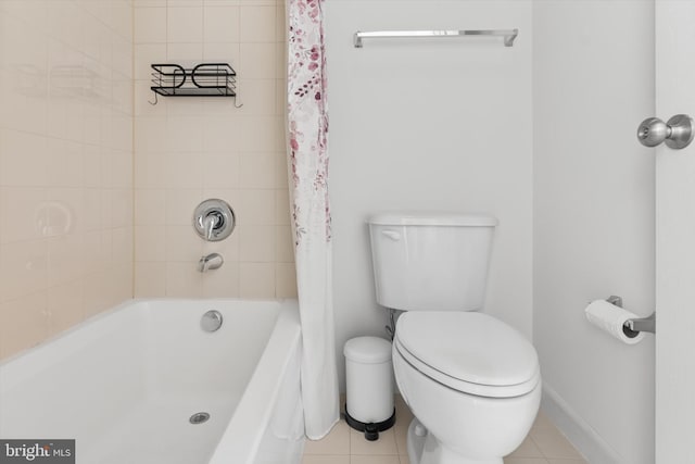 full bathroom featuring shower / bath combo with shower curtain, baseboards, toilet, and tile patterned floors