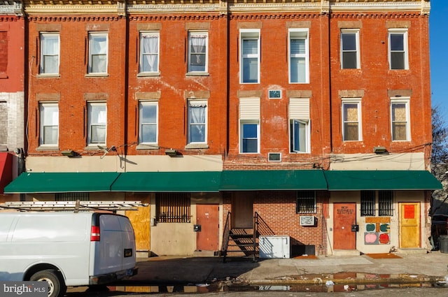 view of front facade featuring brick siding