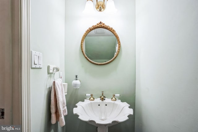 bathroom featuring a sink