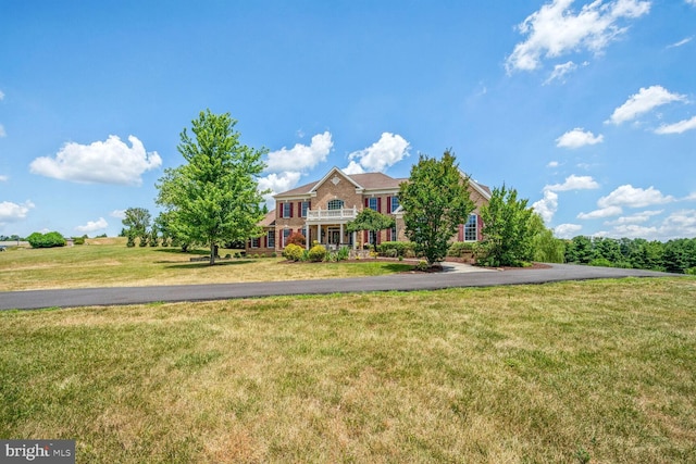 view of front of house featuring a front lawn