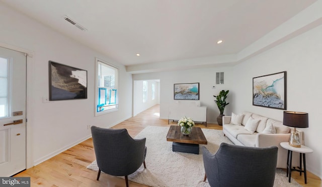 living area featuring light wood-type flooring, baseboards, visible vents, and recessed lighting